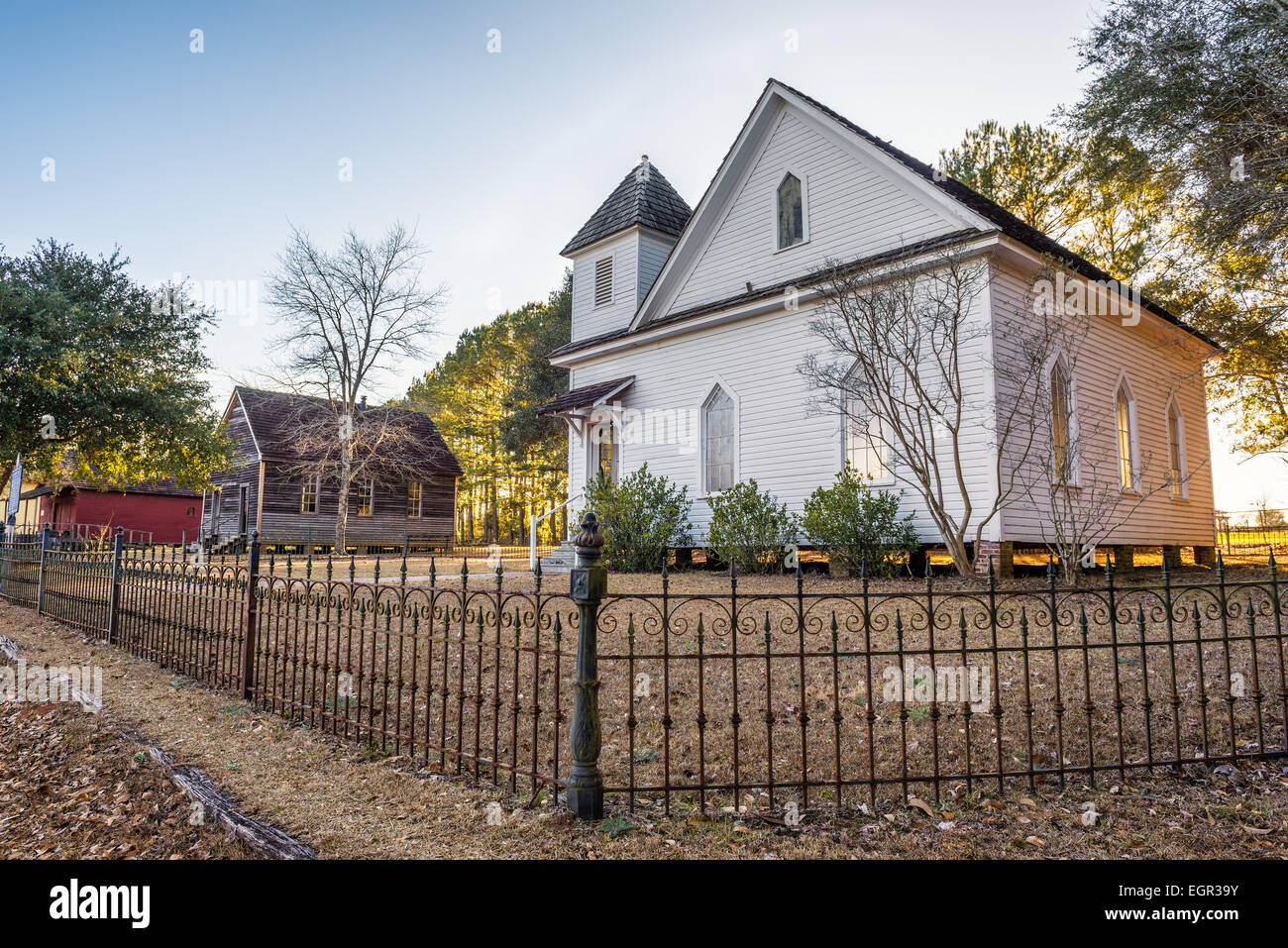 Vecchia chiesa e abitazioni nel punto di riferimento storico parco vicino a Dothan, Alabama Foto Stock