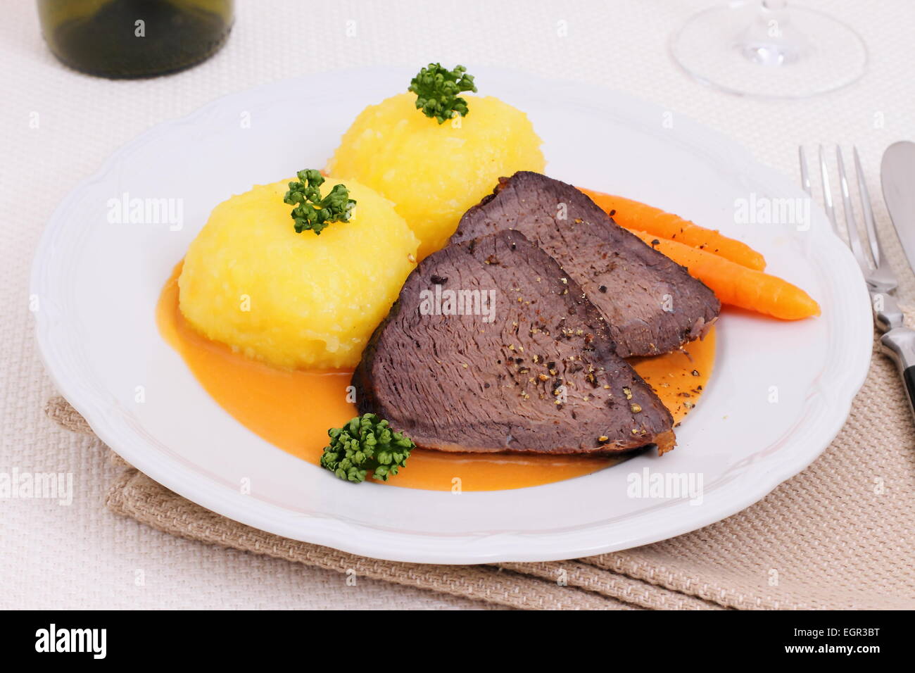 Arrosto di manzo con due gnocchi in salsa di Hunter, vista dall'alto Foto Stock