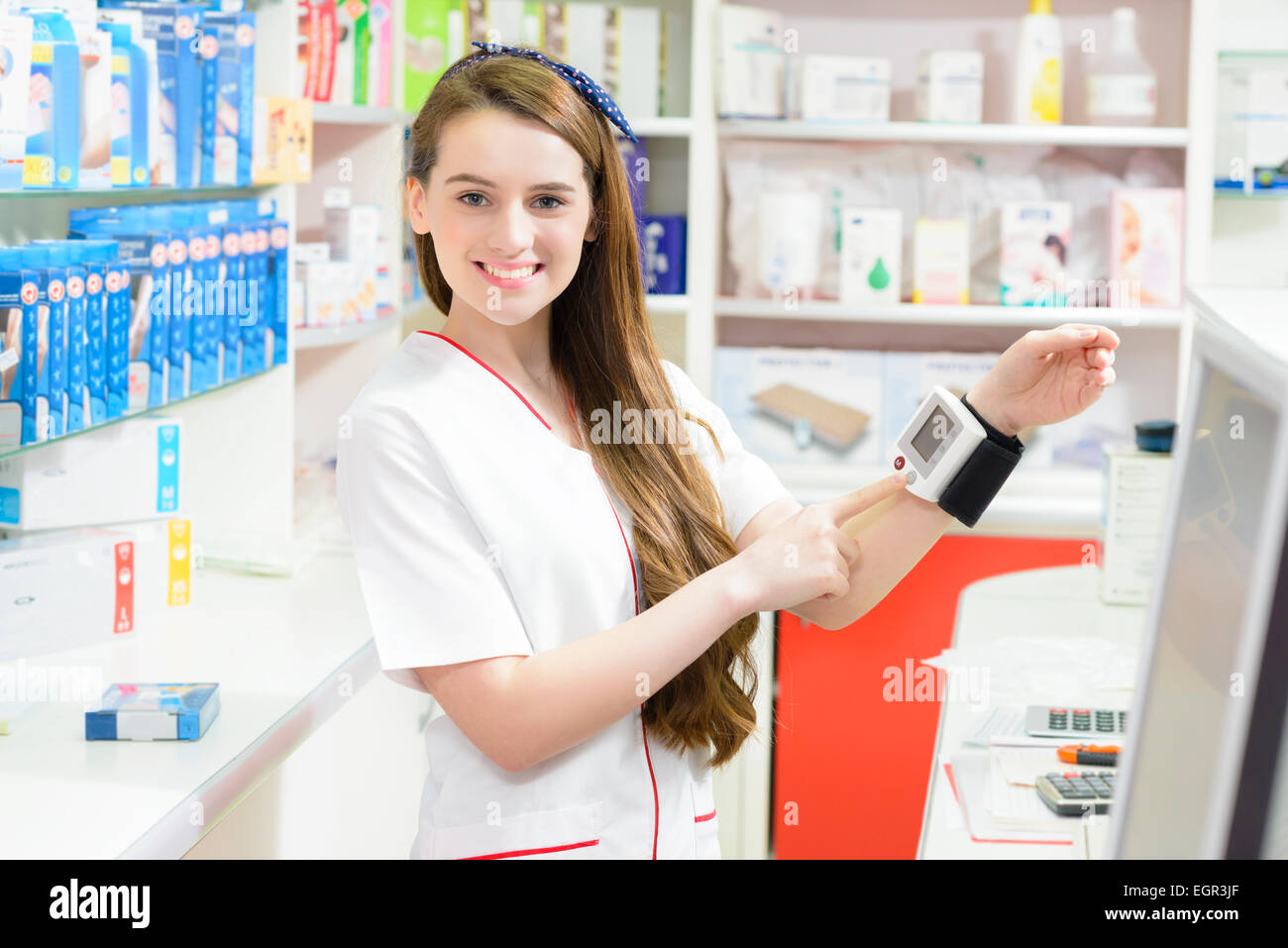Il farmacista azienda digitale di un apparecchio di misurazione della pressione sanguigna Foto Stock