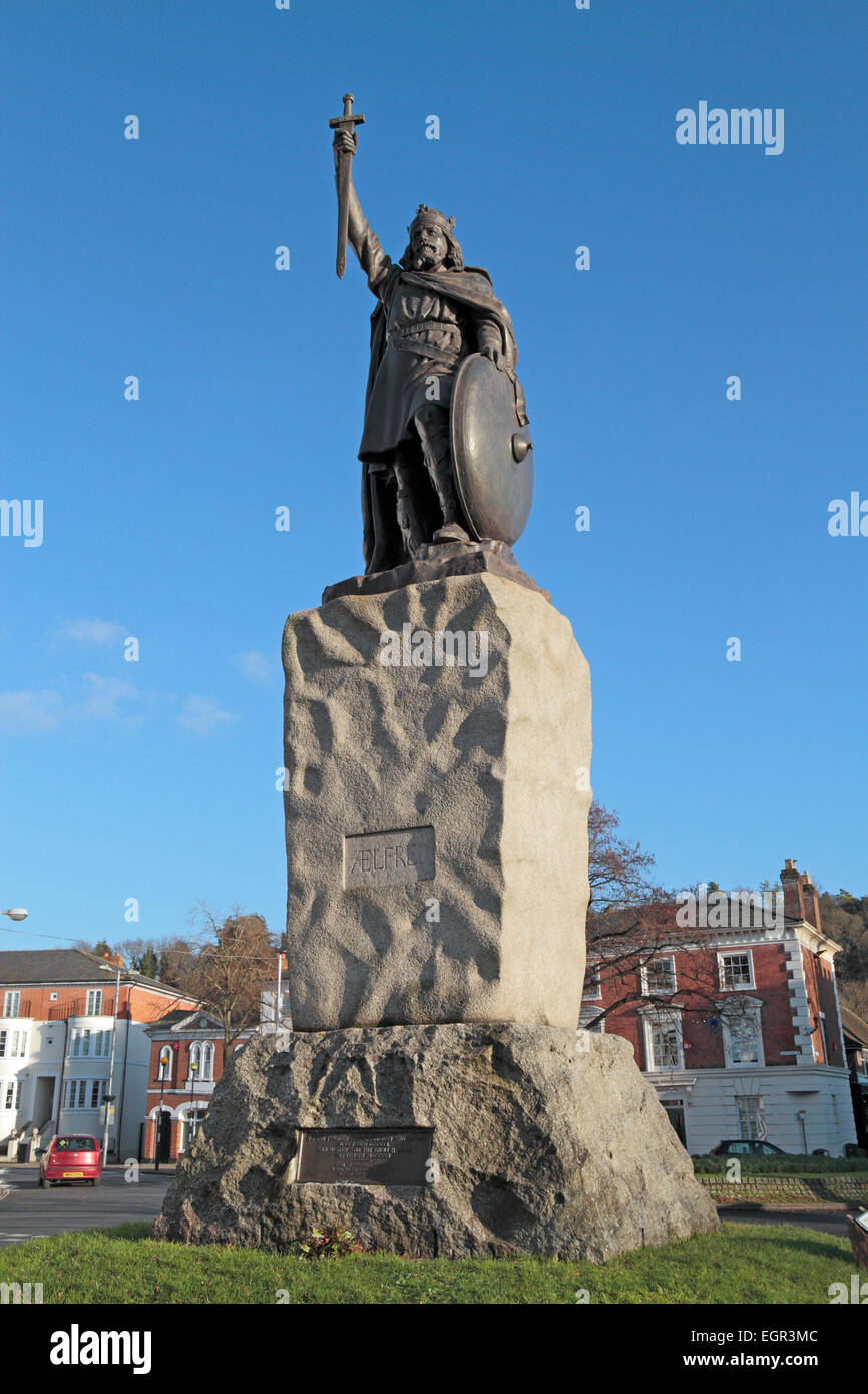 Statua di bronzo di Re Alfredo il Grande, che si trova all'estremità orientale del Broadway, Winchester, Hampshire, Regno Unito. Foto Stock