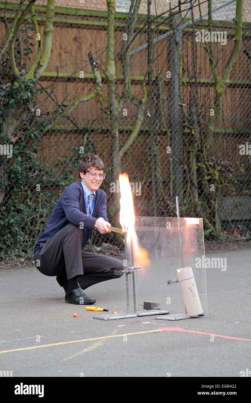 Scuola del Regno Unito la scienza la dimostrazione di un idrogeno/ossigeno rocket essendo illuminata da un insegnante Foto Stock