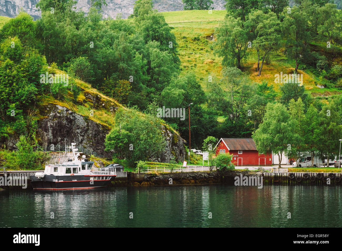 Docks nella piccola cittadina turistica di Flam sul lato occidentale della Norvegia nel profondo dei Fiordi Foto Stock