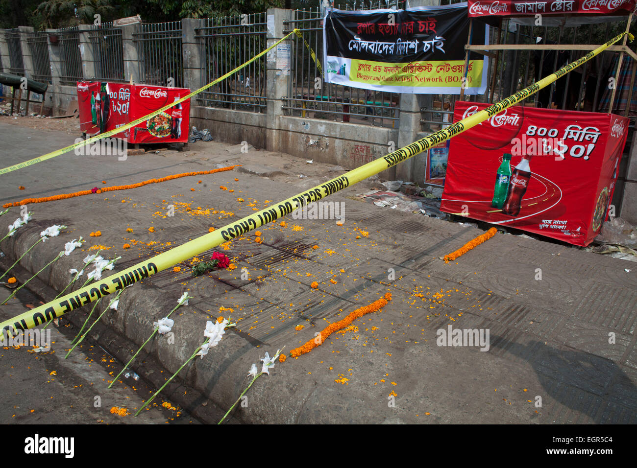 Dacca in Bangladesh Febbraio 27, 2015.attivisti del Bangladesh mette dei fiori sul luogo dove Bangladeshi-American prominente blogger Avijit Roy è stato hackerato a morte. Unidentified assalitori hanno violato a morte scrittore Avijit Roy e gravemente ferito il suo blogger moglie Rafida Ahmed Banna. La polizia ha detto il giovane è venuto sotto attacco nei pressi di TSC intersezione all università di Dhaka intorno 9:30pm Giovedì, Dhaka, Bangladesh. Alcuni zeloti islamici sono stati minacciano Avijit, un bioingegnere e un naturalizzato cittadino americano, che per la sua campagna attiva contro i radicali islamici. Foto Stock