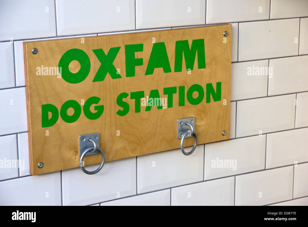Oxfam cane stazione nella porta di Oxfam carità shop, Hebden Bridge Foto Stock