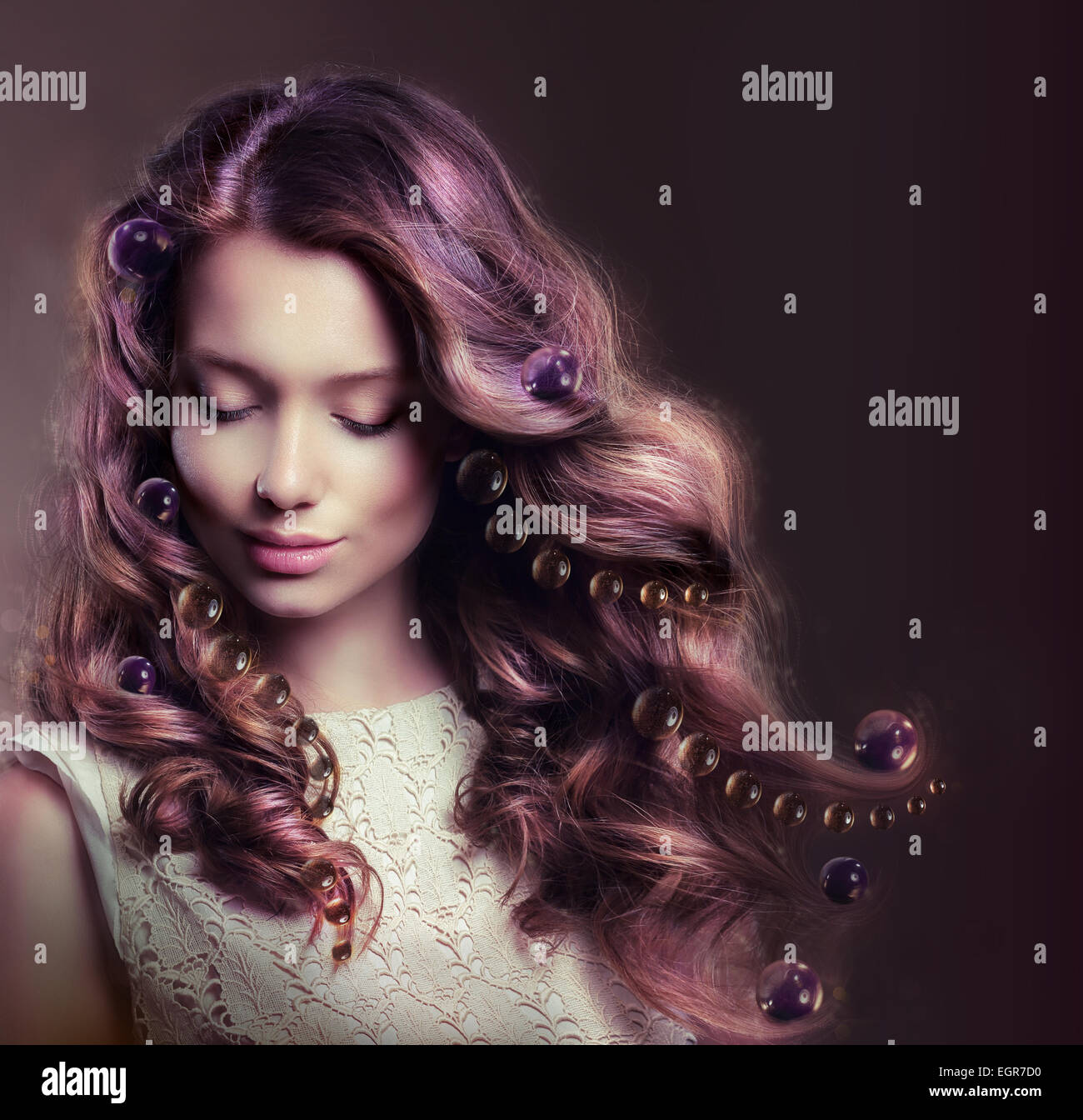 Bellezza Ritratto di giovane donna con capelli fluenti Foto Stock