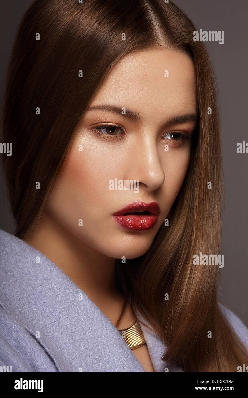 Vogue stile. Ritratto di giovane lussuoso Posh Donna Foto Stock