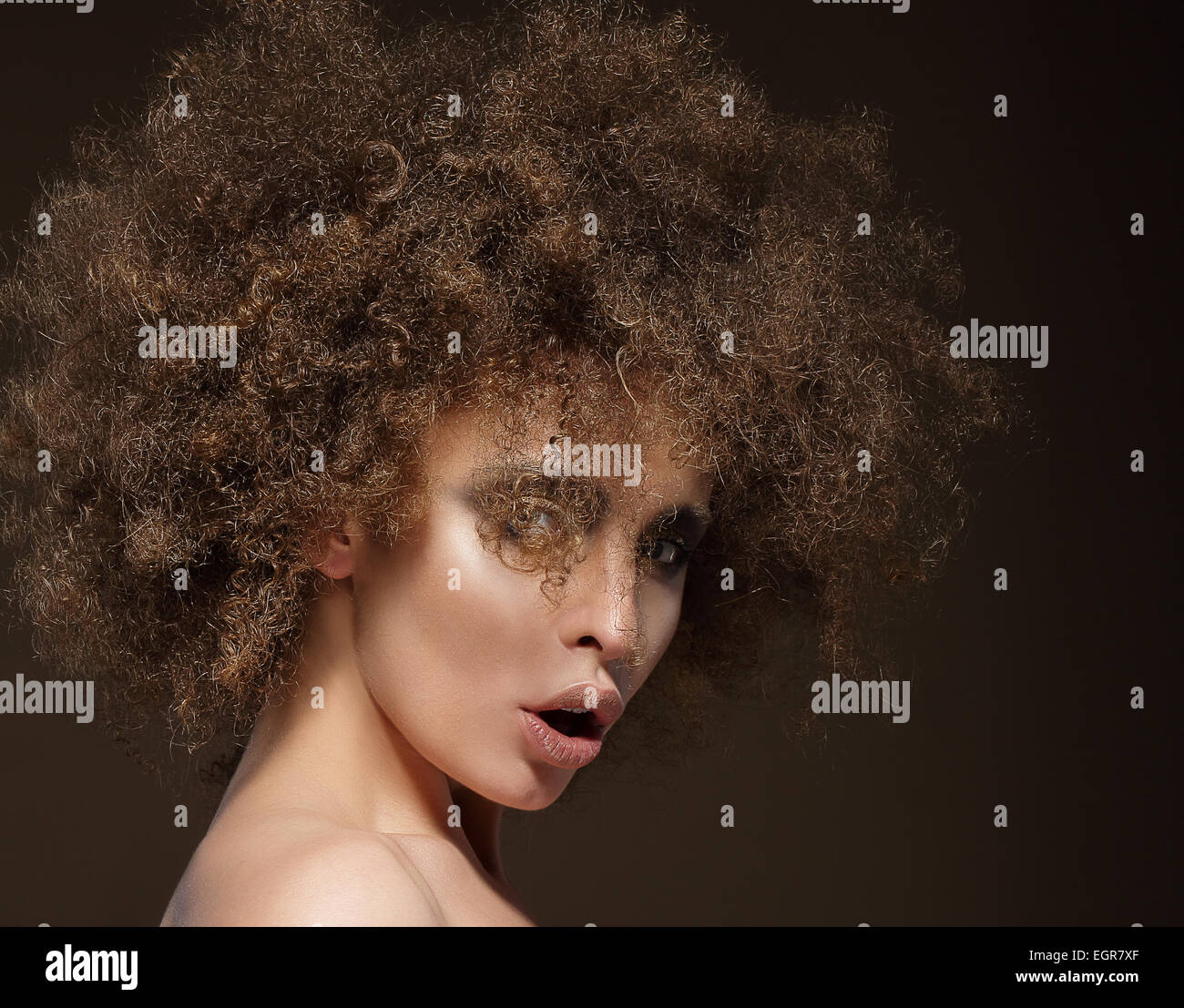 Moda Donna carismatica con taglio di capelli crespi Foto Stock