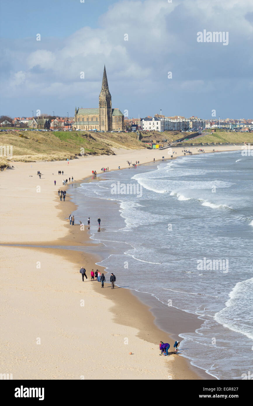 Tynemouth, North Tyneside, Regno Unito il 1 marzo 2015. Meteo: persone che fanno la maggior parte di un luminoso e arieggiato primo giorno di marzo su Longsands spiaggia di Tynemouth sulla costa nord est. Credito: ALANDAWSONPHOTOGRAPHY/Alamy Live News Foto Stock