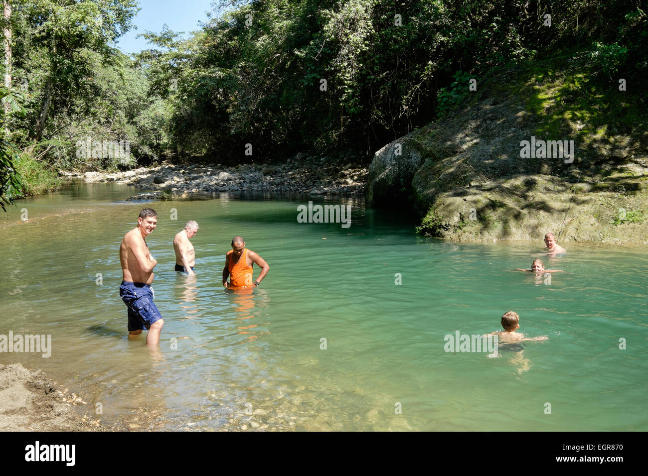 Turisti e guida locale rinfrescarvi in piscina Rio Bajabonico fiume vicino a Puerto Plata, Repubblica Dominicana, arcipelago dei Caraibi Foto Stock