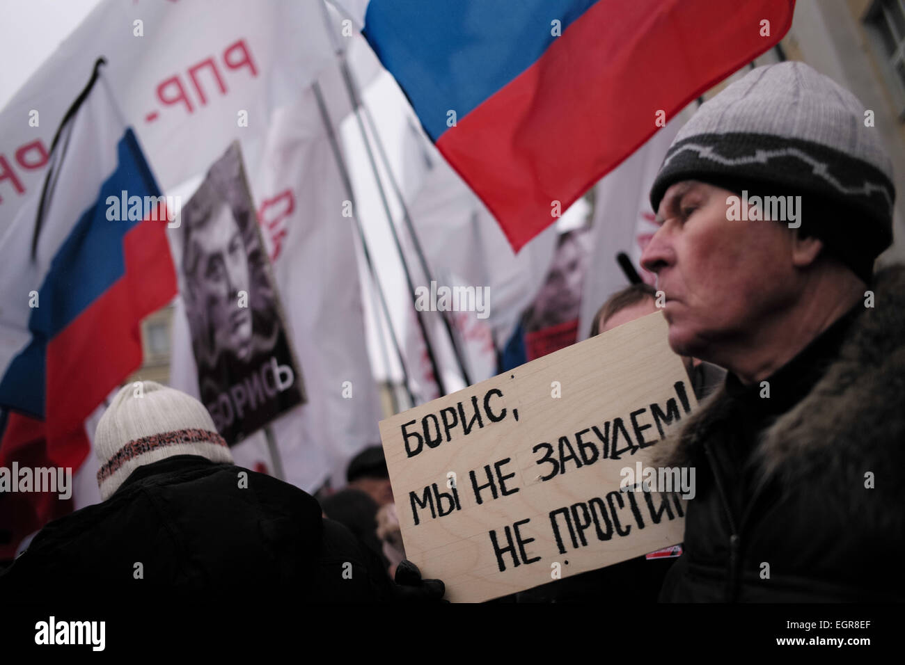 Mosca. 1 Mar, 2015. Un uomo detiene un banner che dice "non ho intenzione di dimenticare e perdonare' durante il rally in memoria di russo ucciso il leader dell opposizione Nemtsov che fu ucciso il sabato nel centro di Mosca, Russia, a marzo. 1, 2015. Secondo i media locali, circa 10.000 persone partecipano al rally. Credit: Iam Tianfang/Xinhua/Alamy Live News Foto Stock