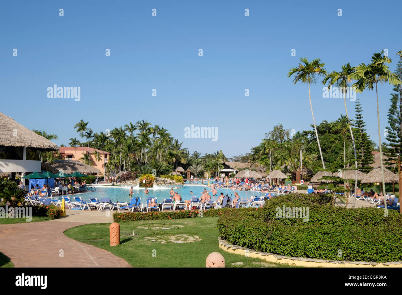 I turisti intorno alla piscina in Be Live Grand Marien hotel. Costa Dorada San Felipe de Puerto Plata Repubblica Dominicana Foto Stock