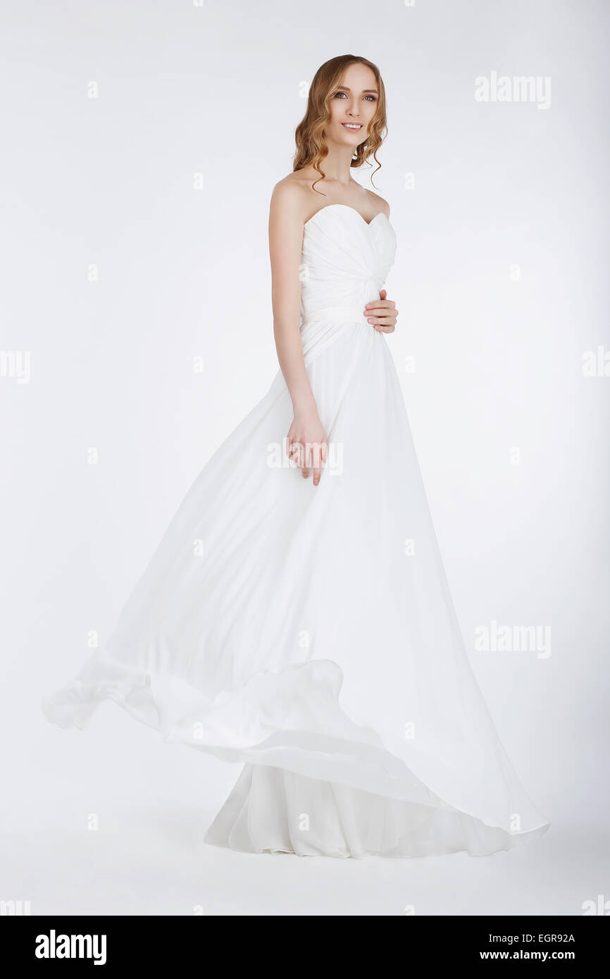 Elegante sposa in lungo abito nuziale Foto Stock
