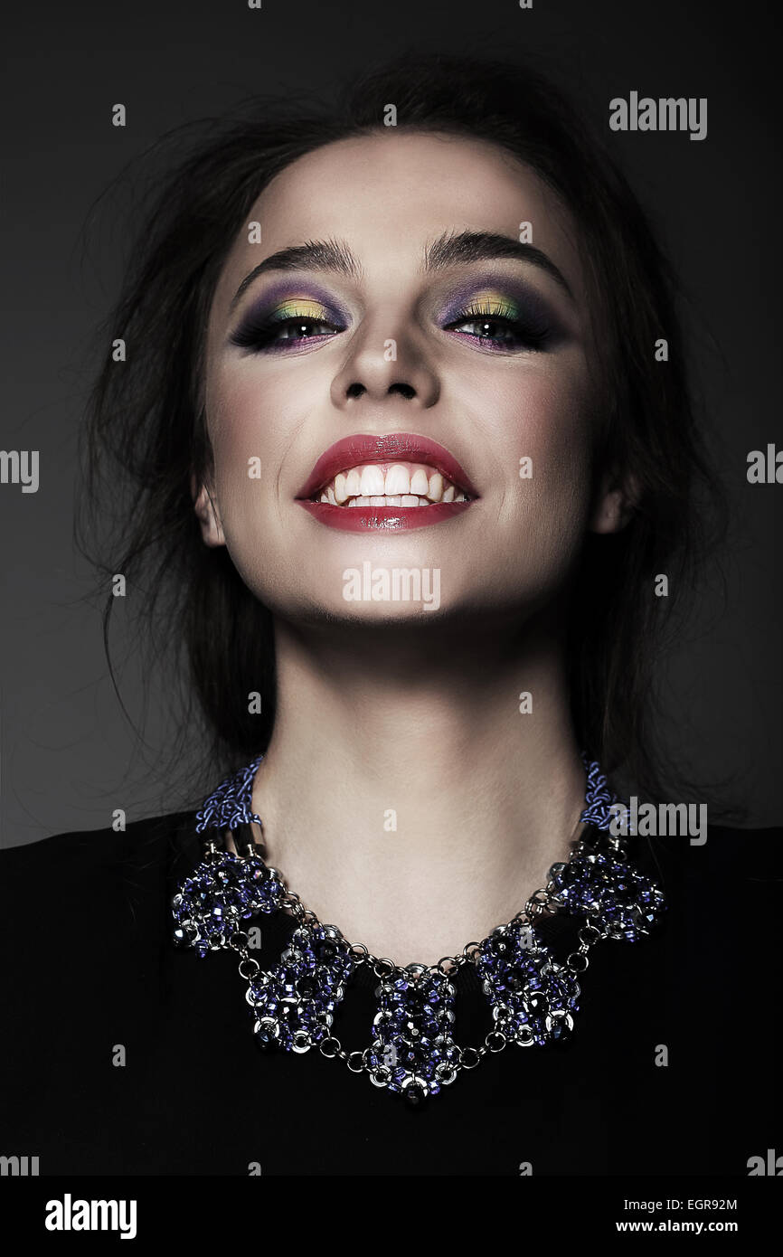 Ritratto di giovane donna con sorriso toothy Foto Stock