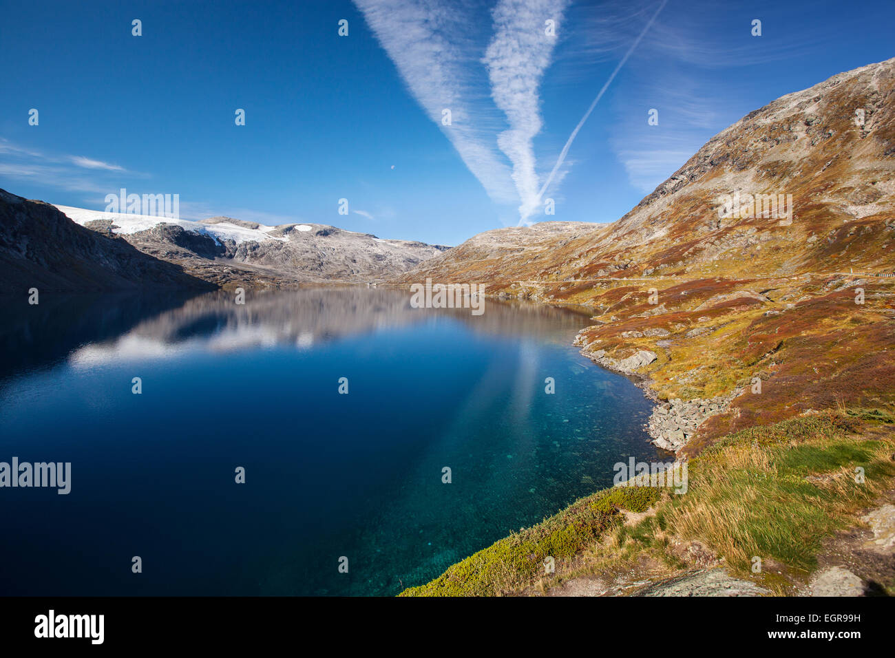 Norvegese di montagna paesaggio autunnale con il lago Foto Stock