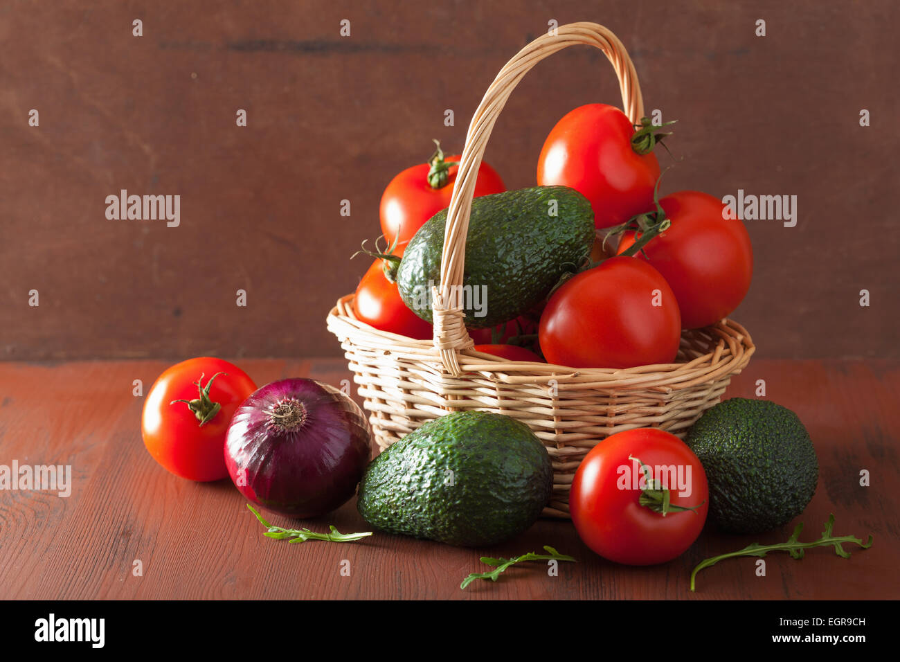 Ortaggi sani di pomodoro cipolla avocado su sfondo rustico Foto Stock