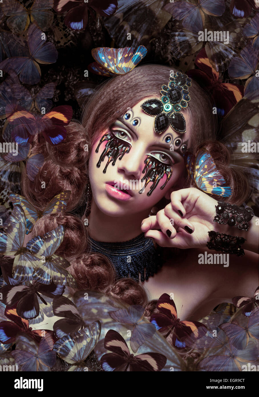 Ispirazione. Donna con fantastiche Teardrops e farfalle Foto Stock