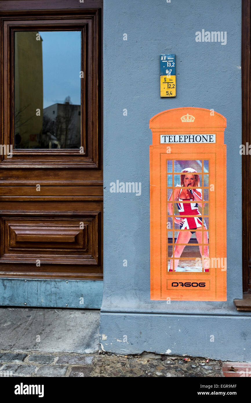 Arte di strada DF606 - orange English telefono box con il cantante vestito in Unione Jack flag Foto Stock