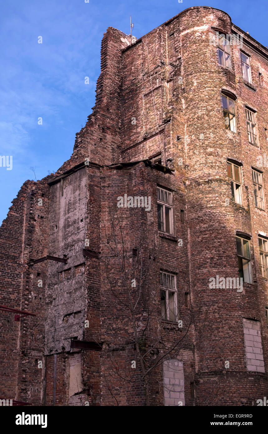 Edifici conservati ma in rovina su Via Walicow, nell'ex quartiere Ghetto della capitale - Varsavia, Polonia. Foto Stock