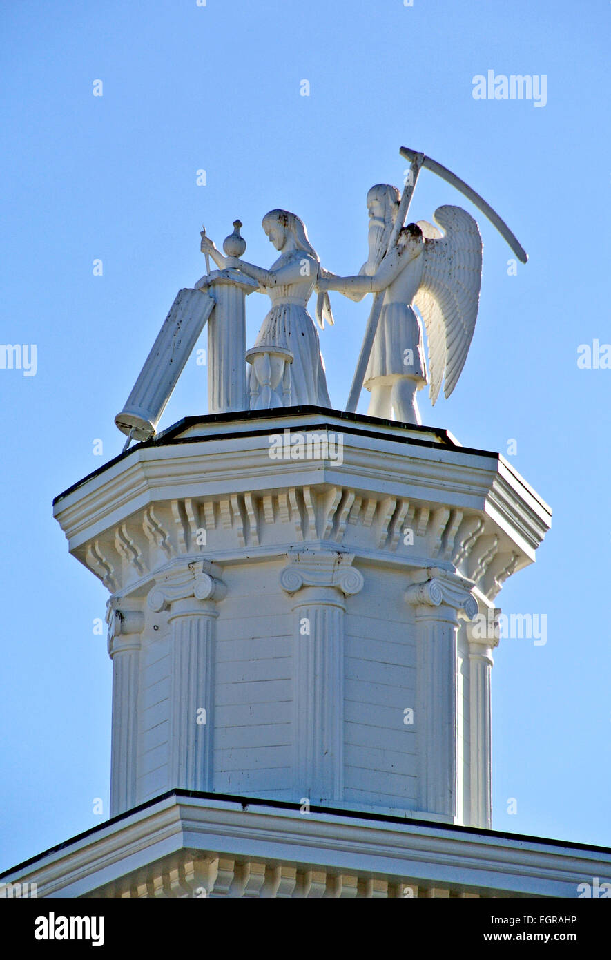 Statua di padre tempo sulla sommità della storica Masonic Lodge in Mendocino calilfornia Foto Stock