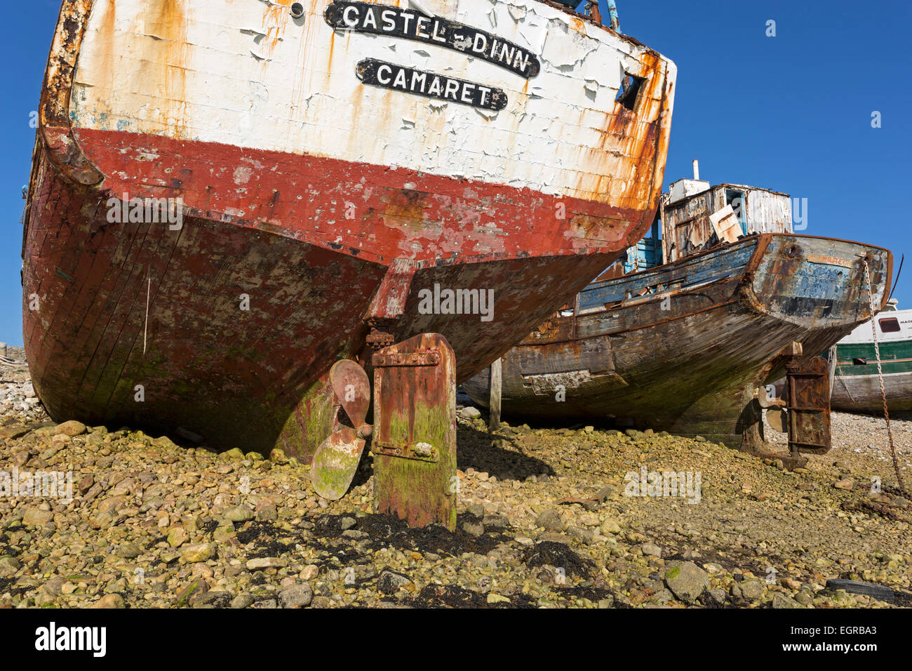Relitto di una vecchia barca da pesca, nave cimitero, Camaret-sur-Mer, dipartimento del Finistère Bretagna, Francia, Europa Foto Stock
