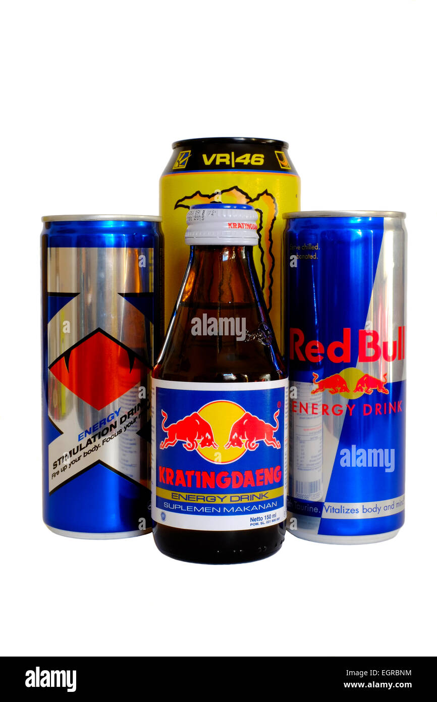 Assortimento di famoso energy drink contro uno sfondo bianco Foto Stock