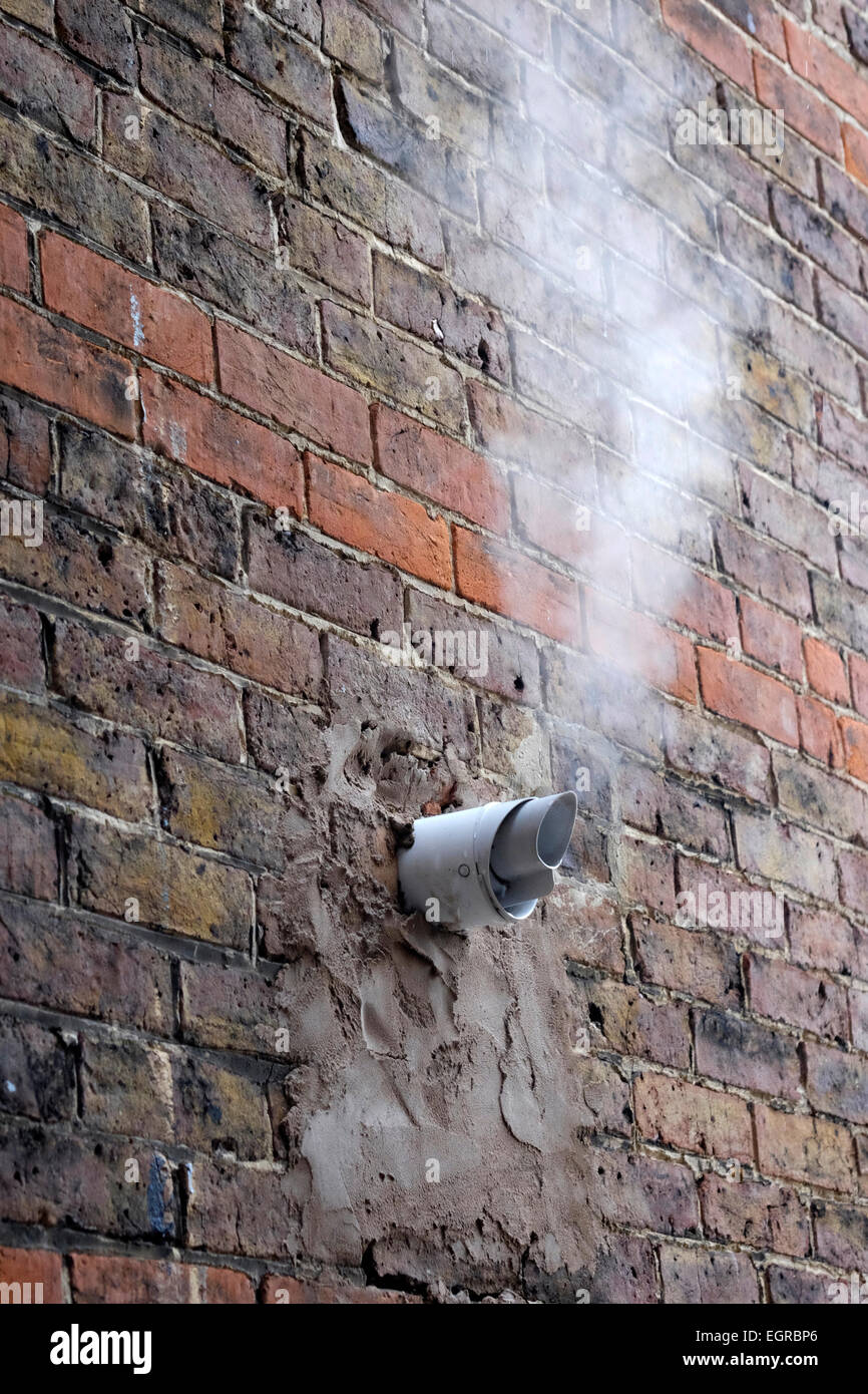 I fumi di scarico dalla caldaia a gas proveniente dal tubo nel muro di casa  in un freddo giorno Foto stock - Alamy