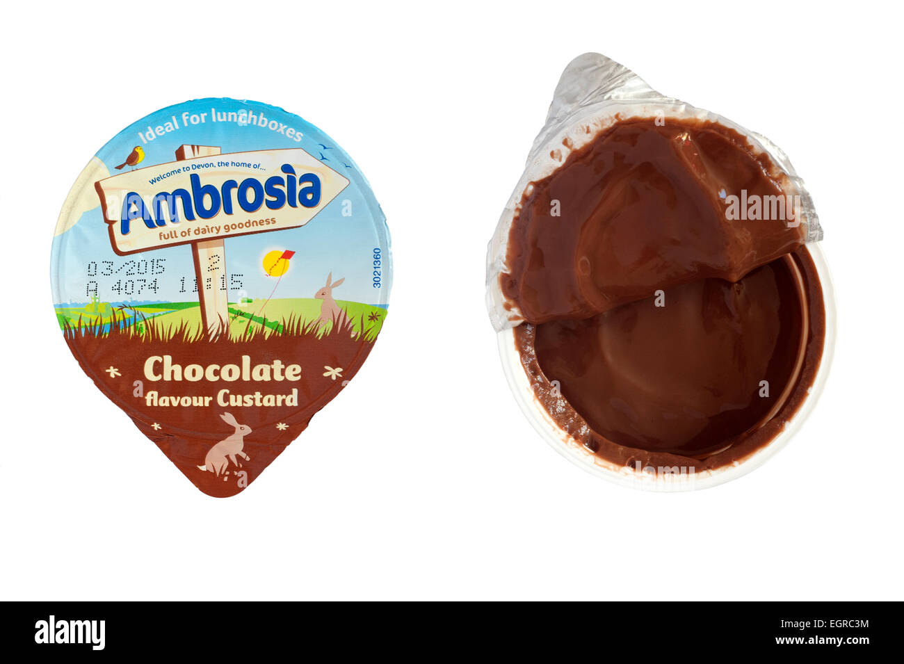 Due vasi di ambrosia crema al cioccolato uno aperto uno ancora sigillato su sfondo bianco Foto Stock