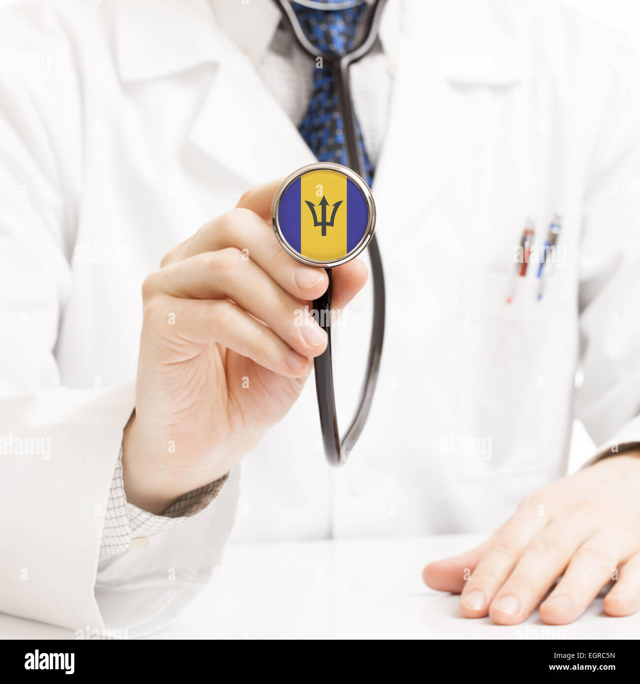 Medico tenendo uno stetoscopio con bandiera series - Barbados Foto Stock