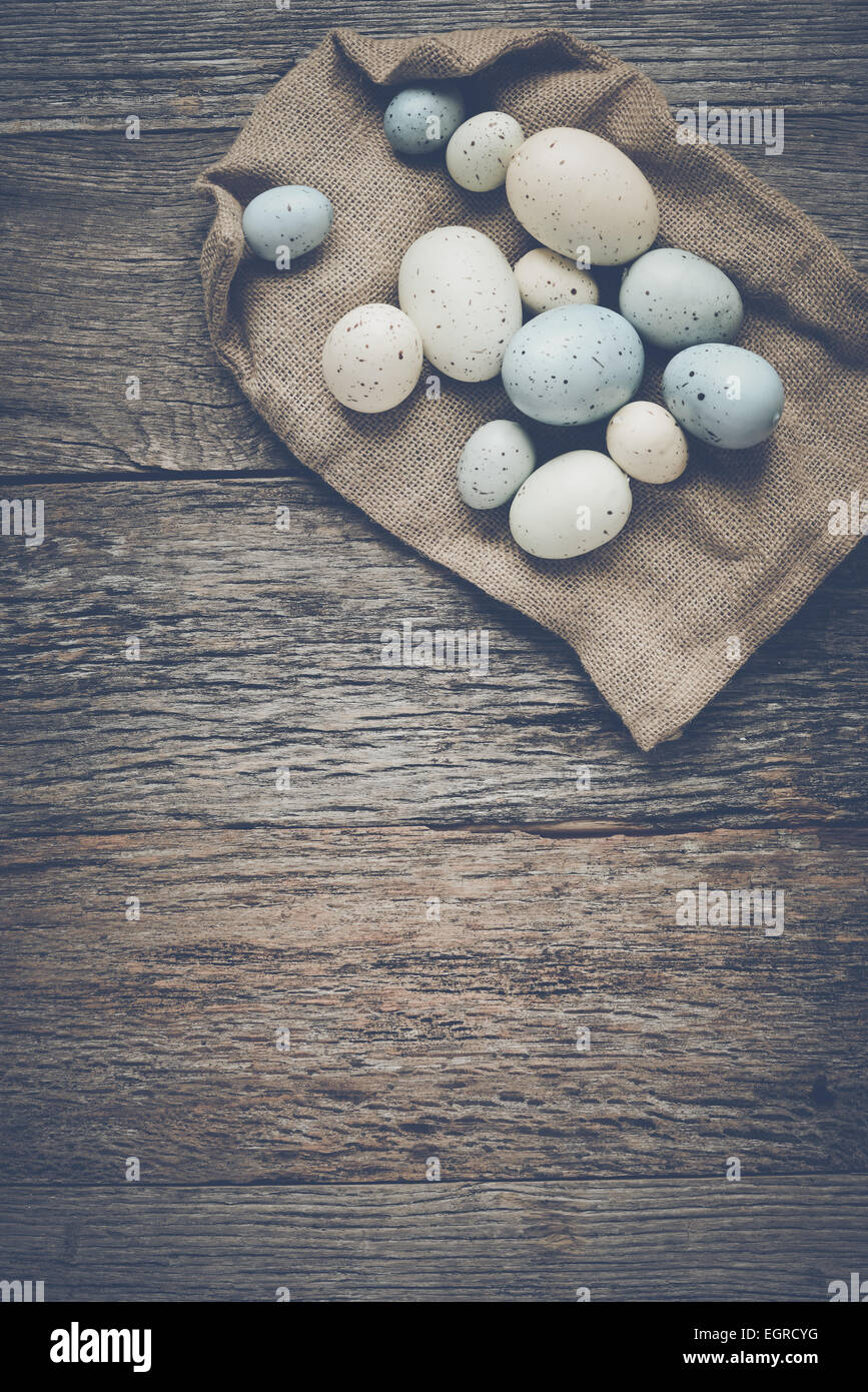 Le uova di pasqua su rustico sfondo di legno con retro Instagram filtro stile Foto Stock Le uova di pasqua su rustico sfondo di legno con retro Instagram filtro stile Foto Stock