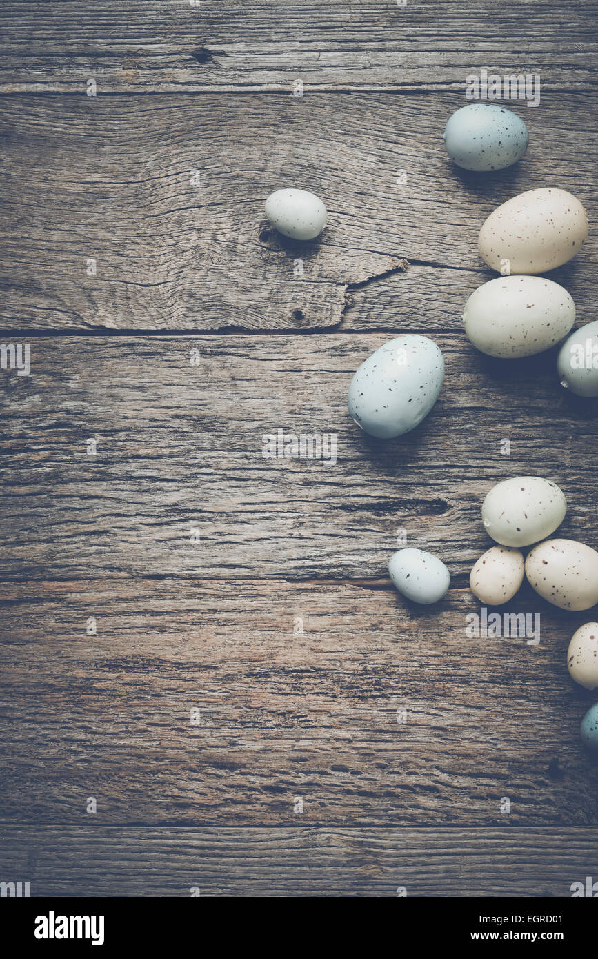 Le uova di pasqua su rustico sfondo di legno con retro Instagram filtro stile Foto Stock Le uova di pasqua su rustico sfondo di legno con retro Instagram filtro stile Foto Stock