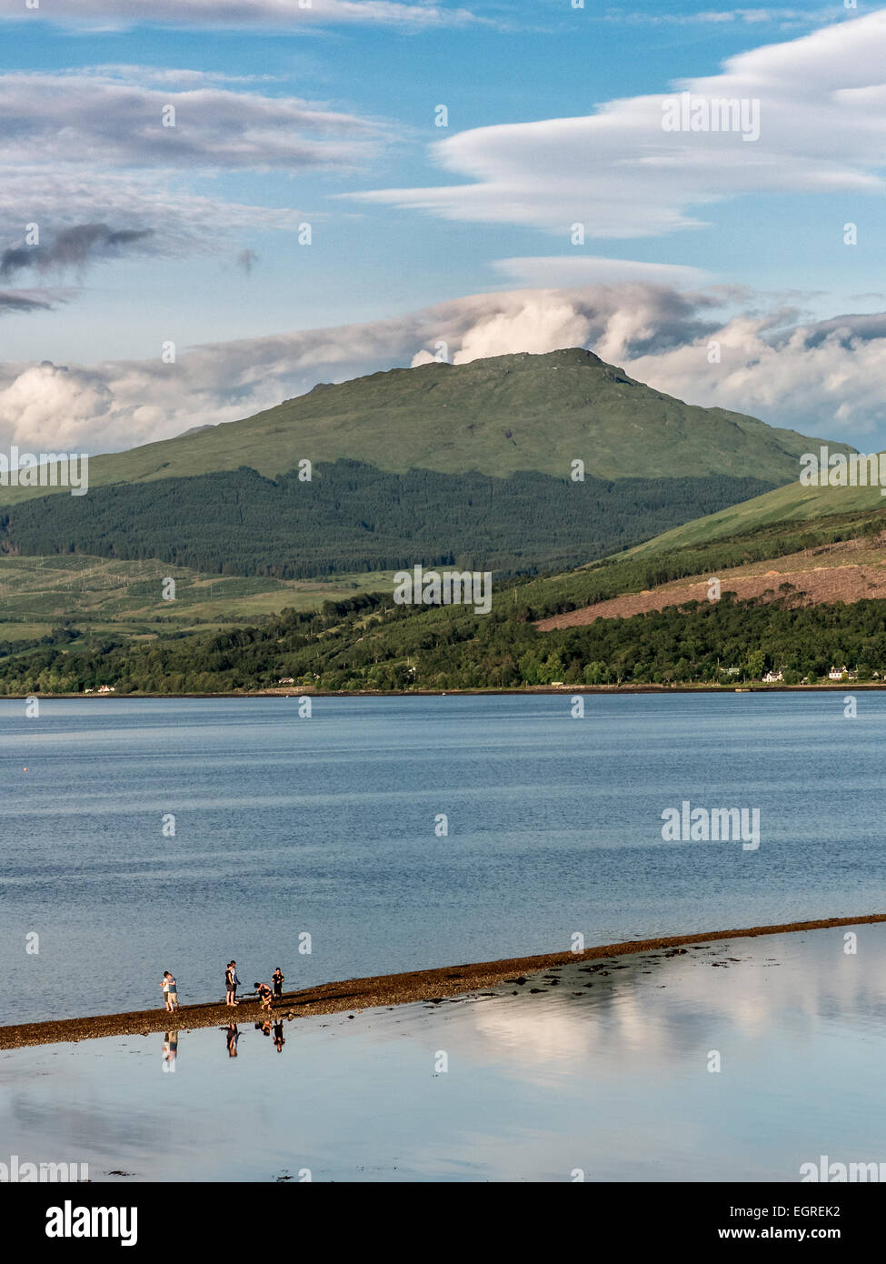 Godendo di una strada rialzata che è esposta a bassa marea su Loch Fyne, Highlands Occidentali, Argyll and Bute, Scozia. Foto Stock