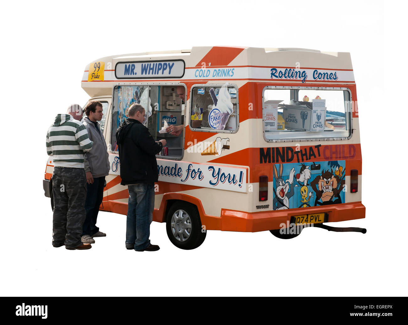 Un gruppo di uomini di acquistare da un gelato van su sfondo bianco Foto Stock