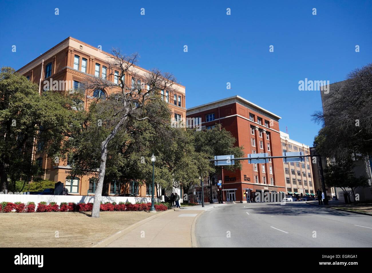 Dealey Plaza di Dallas Texas, sito di JFK assassinio. Texas School Book Depository edificio a sinistra. Foto Stock
