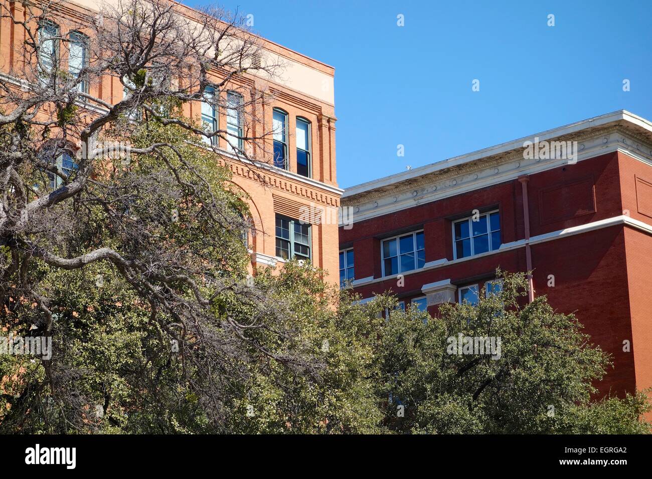 Aprire il sesto piano finestra del Texas School Book Depository Building, ora il sesto piano Museum Foto Stock