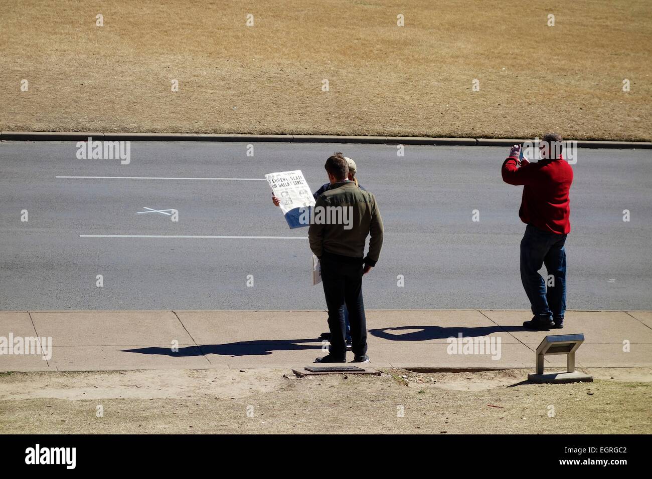 L'uomo vendita di riproduzione di Dallas Morning News assassinio di Kennedy edition. X in street marks sito del colpo mortale. Foto Stock