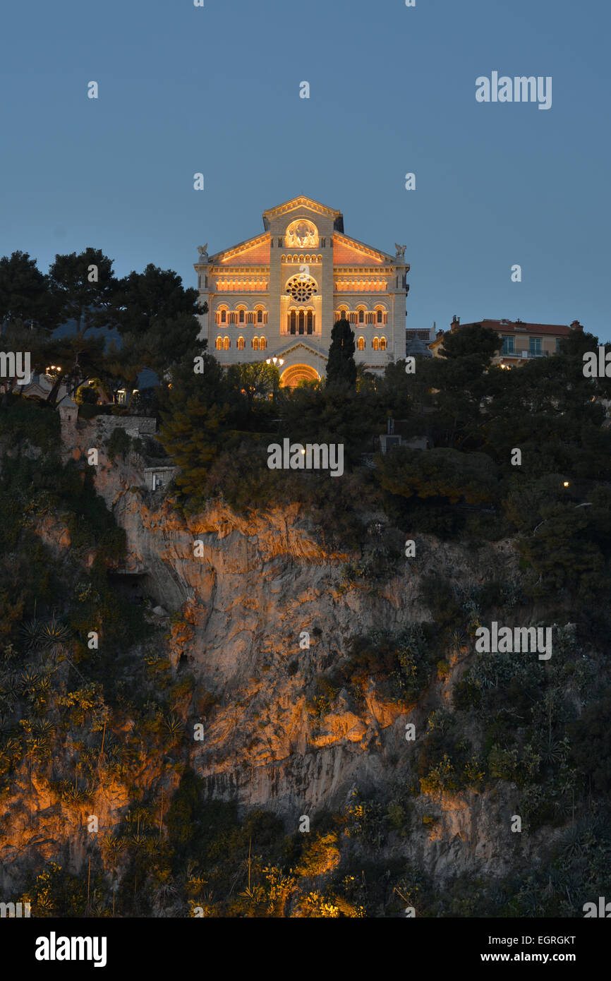 Cattedrale di Saint-Nicholas sul bordo di una scogliera alta 60 metri al crepuscolo. Rione di Monaco-Ville (anche noto come le Rocher), Principato di Monaco. Foto Stock