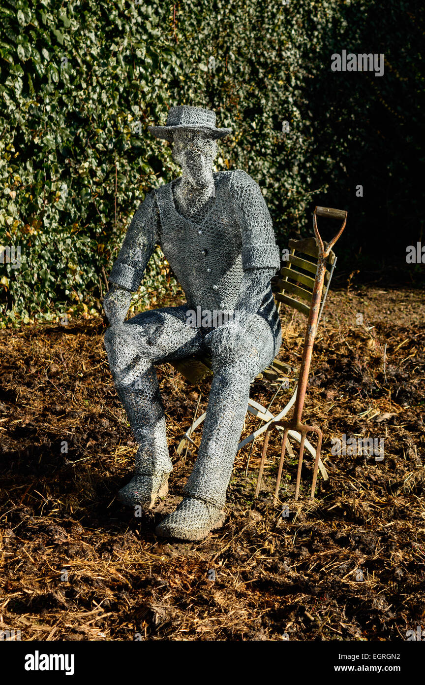 " Il giardiniere' un Derek Kinzett filo scultura alla Newstead Abbey, Nottinghamshire, Inghilterra. Il 1 marzo 2015. Foto Stock