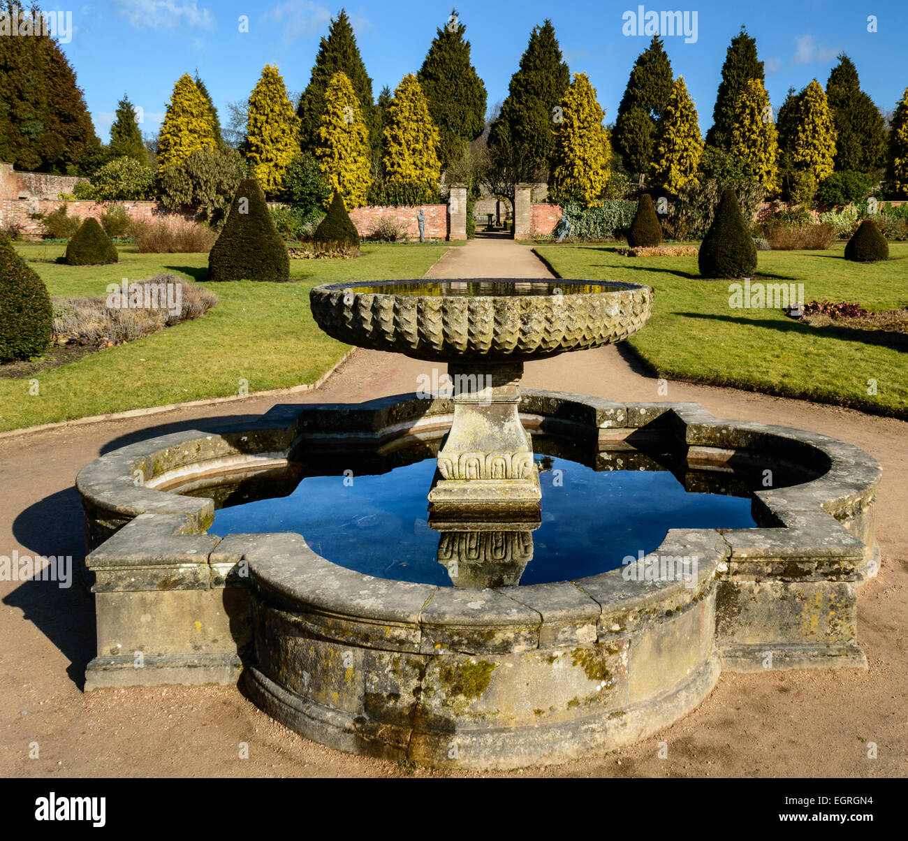 Una fontana in giardini di rose a Newstead Abbey, Nottinghamshire, Inghilterra. Il 1 marzo 2015. Foto Stock