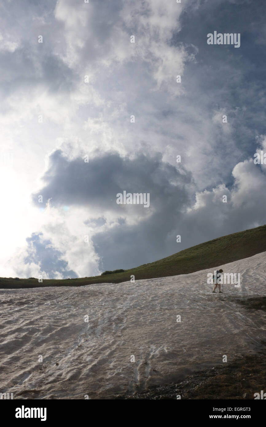 Gli escursionisti in montagna neve campo Colorado Foto Stock
