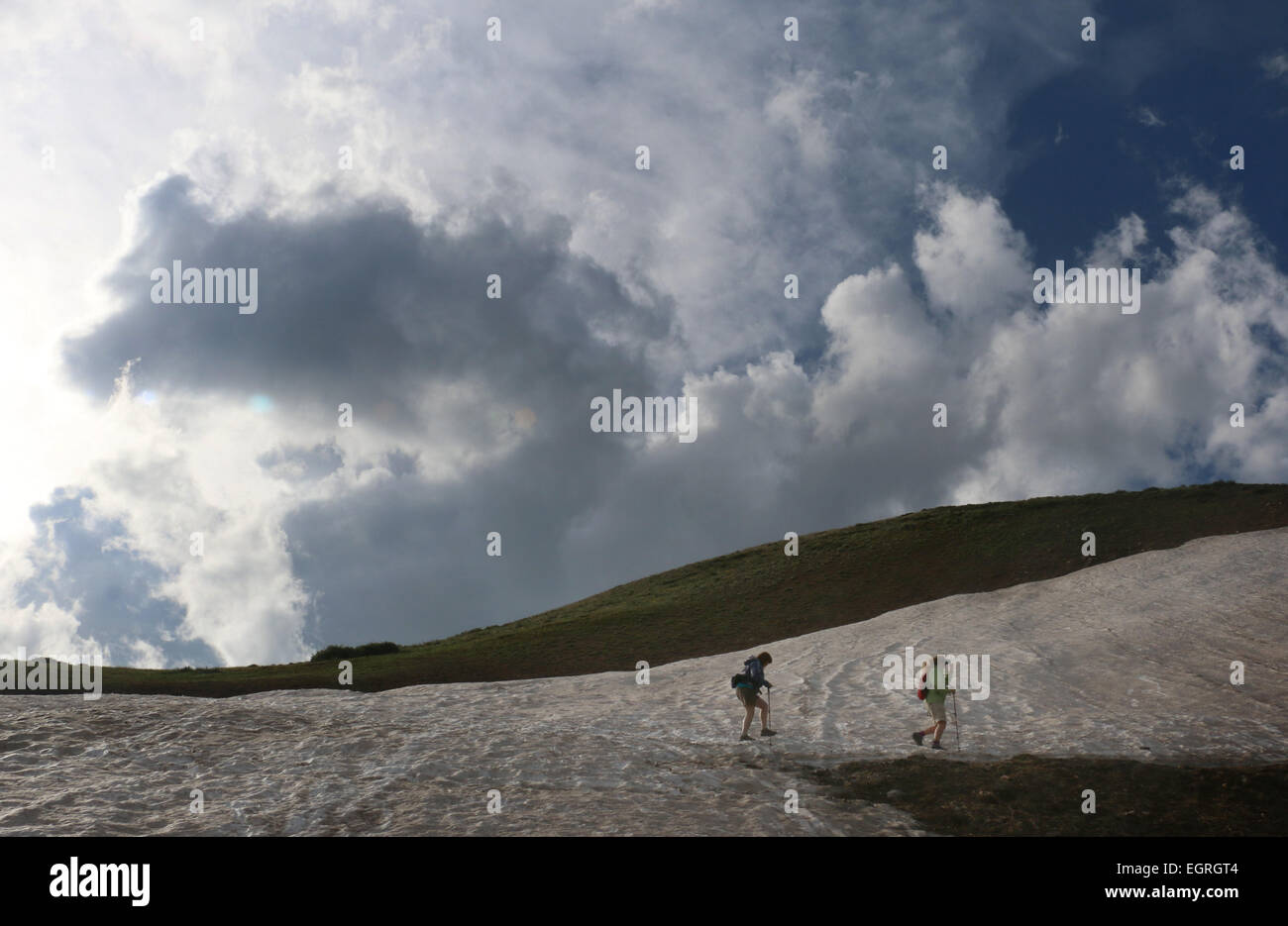 Gli escursionisti in montagna neve campo Colorado Foto Stock