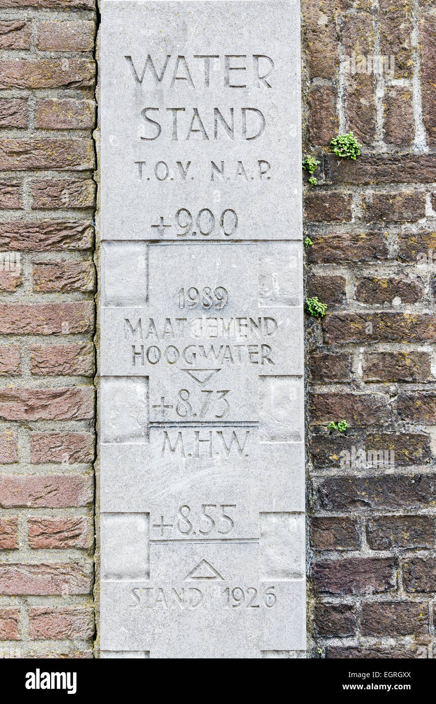 Una pietra indicatore del livello dell'acqua con le date storiche di acqua alta nella citta' di Wijk bij Duurstede vicino al porto. Foto Stock