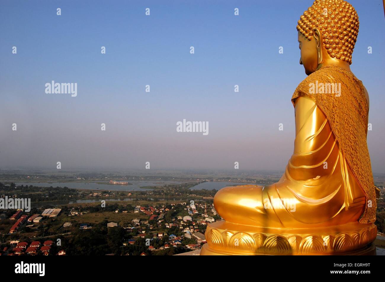 Golden Buddha che si affaccia Nakhon Sawan ,Thailandia Foto Stock