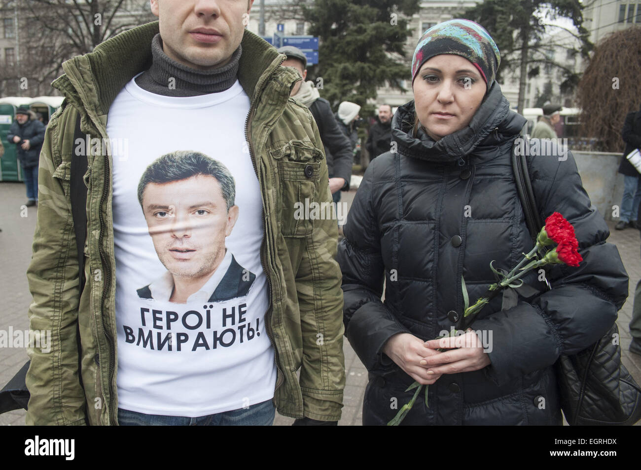 Mosca, Russia. 1 Mar, 2015. Un uomo che indossa una maglietta raffigurante l'immagine del Russo leader dell opposizione Boris Nemtsov con il testo in Ucraino ''Gli eroi non muoiono mai". Migliaia di persone hanno marciato nel centro di Mosca a onore politico di opposizione Boris Nemtsov, che è stato ucciso il venerdì. Hanno realizzato i ritratti del signor Nemtsov e banner dicendo "Non ho paura". Egli avrebbe dovuto condurre ad una opposizione marzo domenica ma la sua uccisione girato l'evento in un lutto rally. Signor Nemtsov's alleati hanno accusato il Cremlino di coinvolgimento, ma il Presidente Vladimir Putin ha condannato l'omicidio come 'Vile' Foto Stock