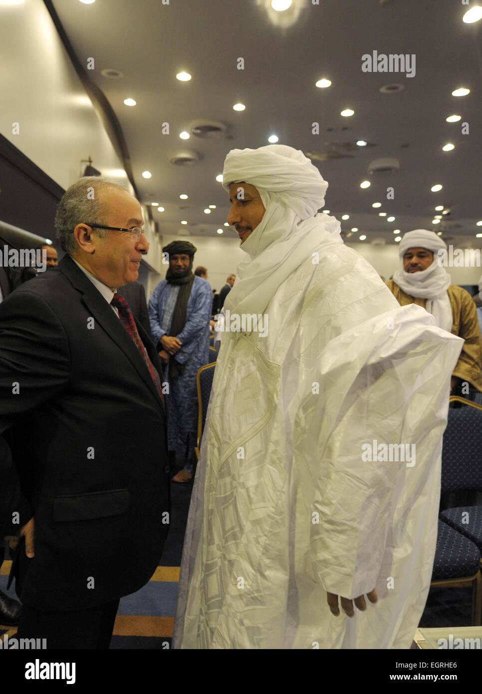 Algeri, Algeria 1 Mar, 2015. Ministro degli esteri algerino Ramtane Lamamra (L) parla con quella del Mali Bilal Acherif, il segretario generale del Movimento Nazionale per la liberazione di Azawad, durante un accordo di pace firma come parte della mediazione dei colloqui tra il governo del Mali e politici movimenti militari provenienti dal nord, nella capitale algerina ad Algeri il 1 marzo 2015. Il Mali ha firmato un accordo di pace con un po' di politica movimenti militari dal nord del Mali nella capitale algerina Algeri Domenica, gestito dallo stato APS News Agency ha riferito. Credito: Xinhua/Alamy Live News Foto Stock