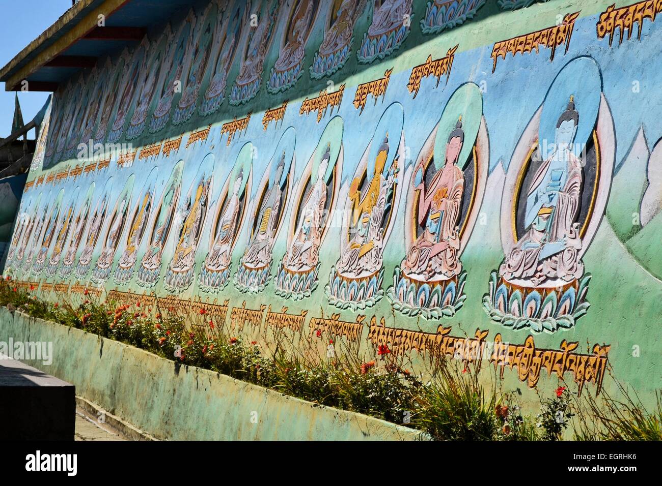 Colorato Buddha sulla parete del tempio, Nepal Foto Stock