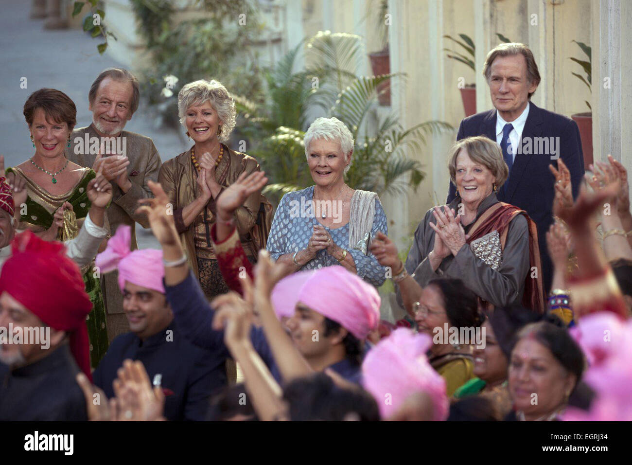 Il secondo miglior esotici Hotel Marigold è un 2015 British commedia-dramma film diretto da John Madden e scritto da Ol Parker. È il sequel del 2012 sleeper hit film Il Best Exotic Marigold Hotel e presenta un cast ensemble con Judi Dench, Maggie Smith, Bill Nighy, Celia Imrie, Penelope Wilton, Ronald Pickup, Diana Hardcastle, Tamsin Greig, Tena Desae, Dev Patel, Lillete Dubey, David Strathairn e Richard Gere. Foto Stock