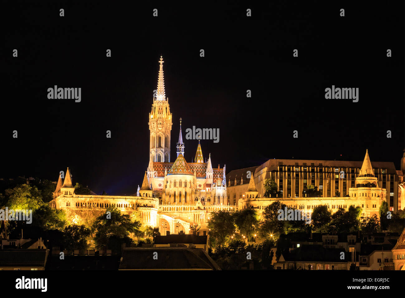 Vista notturna con la Chiesa di San Mattia a Budapest, Ungheria Foto Stock