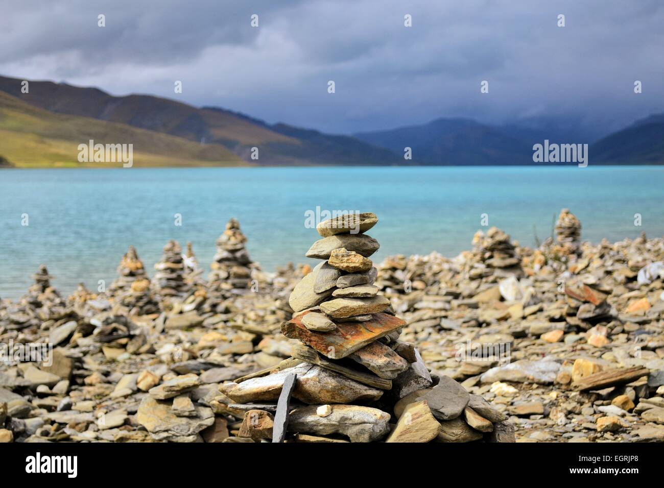 Mani cumuli di pietra al Lago Namtso, Tibet Foto Stock