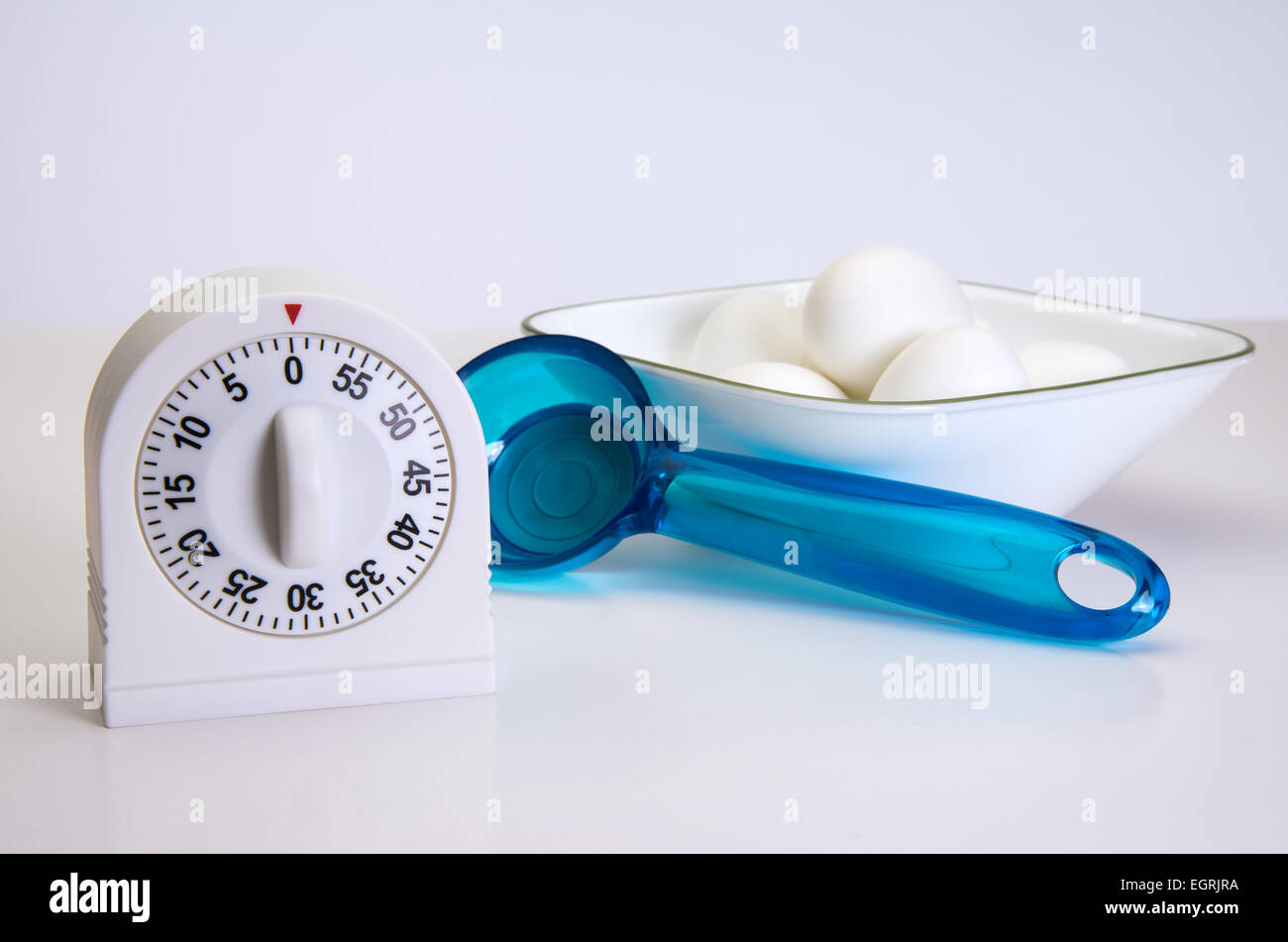Cucina timer uovo e gli strumenti per far bollire le uova Foto Stock
