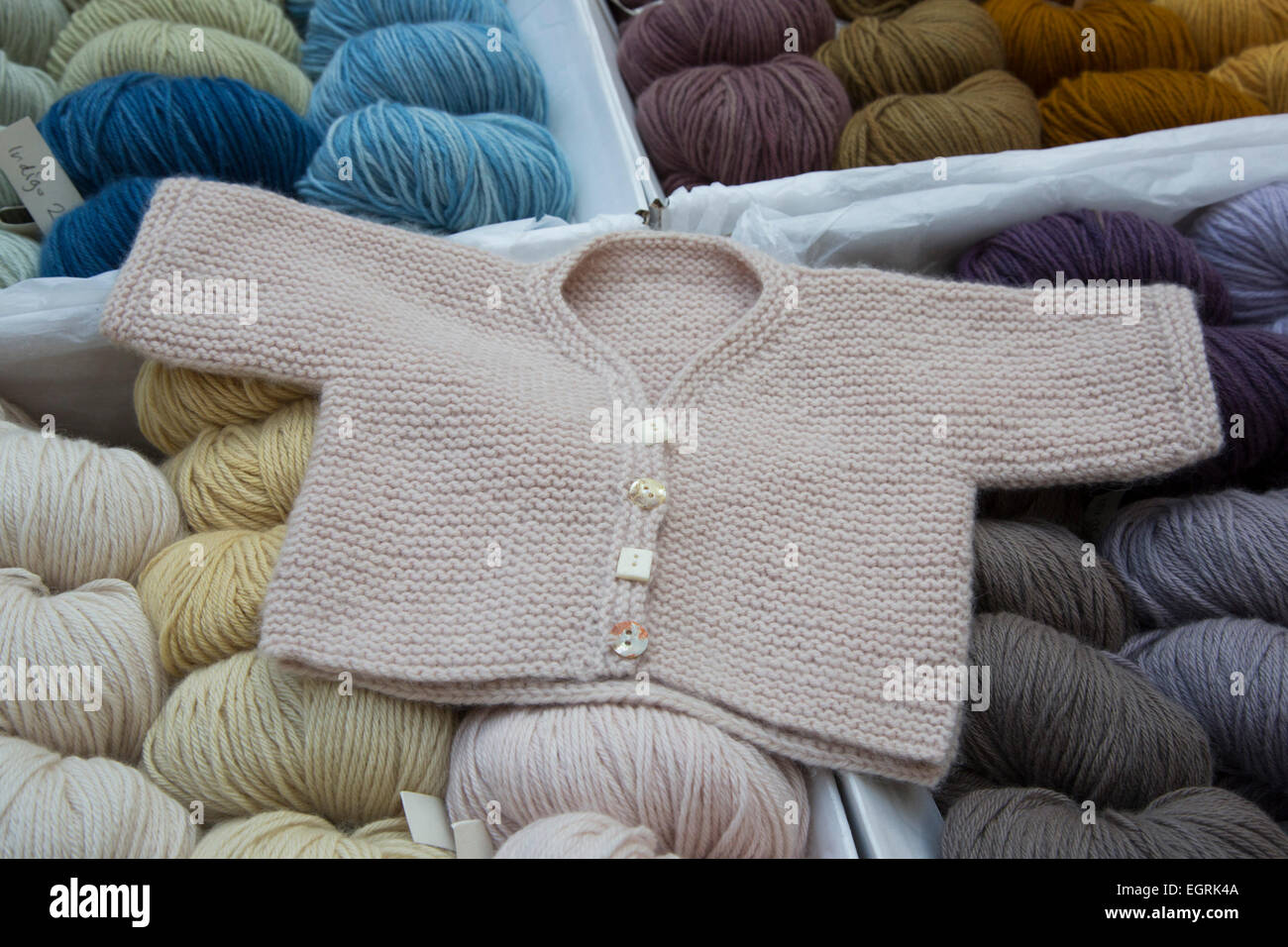 La lana di cashmere, matasse di lana tinta con colori naturali, un bambino giacca a maglia Foto Stock